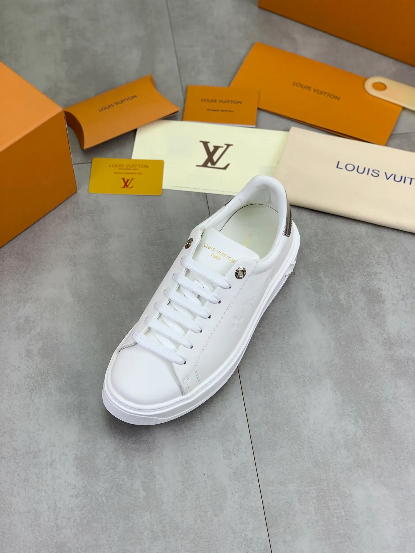 Factory price P700 💶 Top version [LOUIS VUITTON] Couple 🧑‍🤝‍🧑 Craftsman style Counter series (original order) New style 🍀LV Louis Vuitton - top version LV classic high-top trendy shoes! Made of imported original craft calfskin, original breathable lining, and original wear-resistant, lightweight, high-end TPU outsole! High quality products! 3️⃣ colors available, code numbers: female 35-39, male 39-44 (female 40, male 45 46 customized)